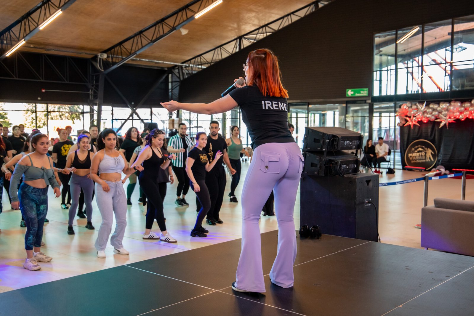 Irene Palomares trabajando el footwork de salsa on2