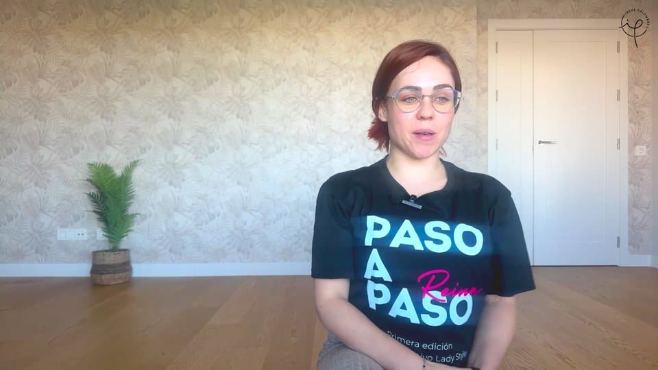 Irene Palomares grabando una clase de salsa en el estudio de la academia online